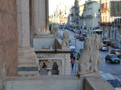 Il balconcino con i leoncini che si affaccia su corso Vittorio Emanuele